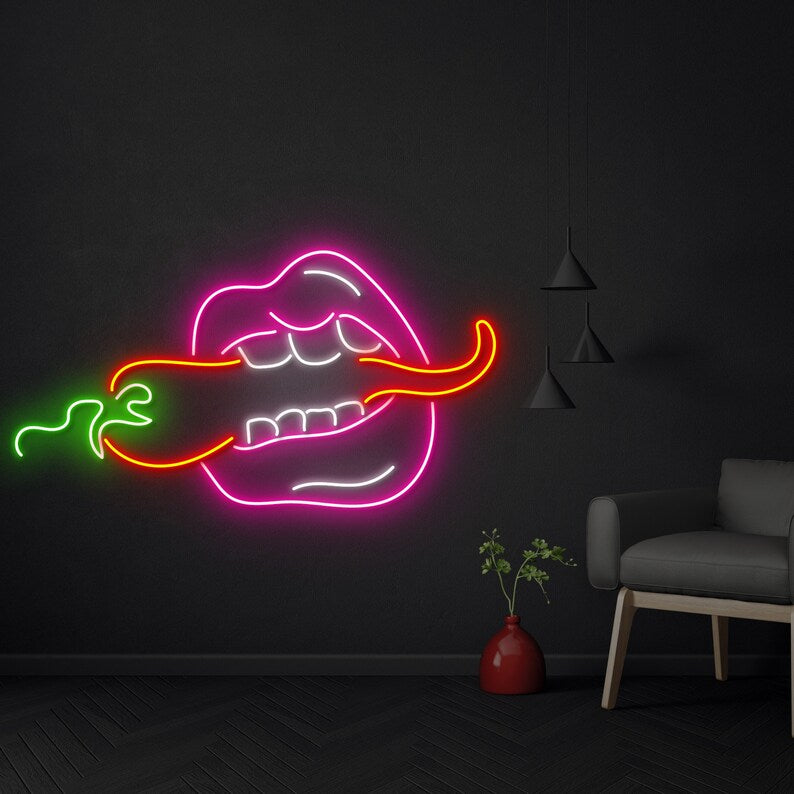 BOCA MORDIENDO CHILI